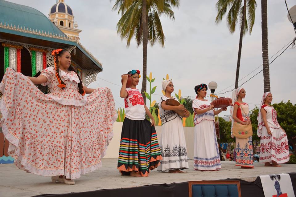 Presentan Trajes típicos de Colima