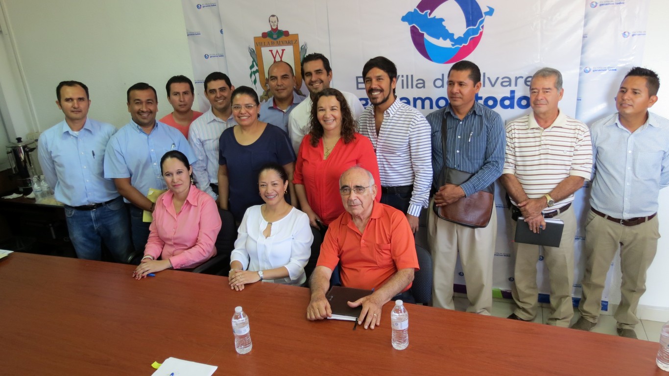 Presentan Yulenny Cortés gabinete municipal