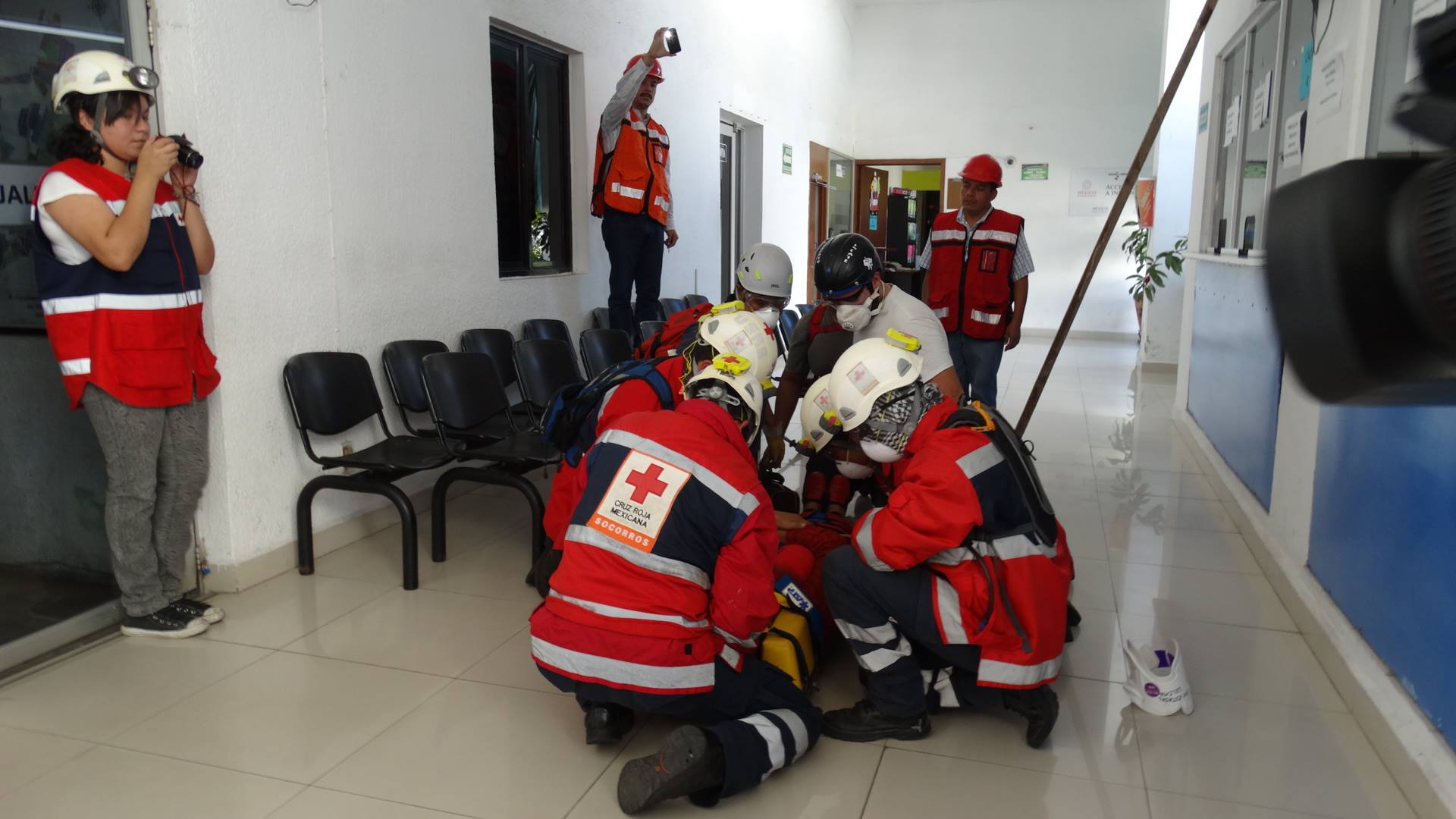 Con un simulacro en las oficinas del ayuntamiento de Villa de Álvarez se recordó el sismo de enero del 2003.