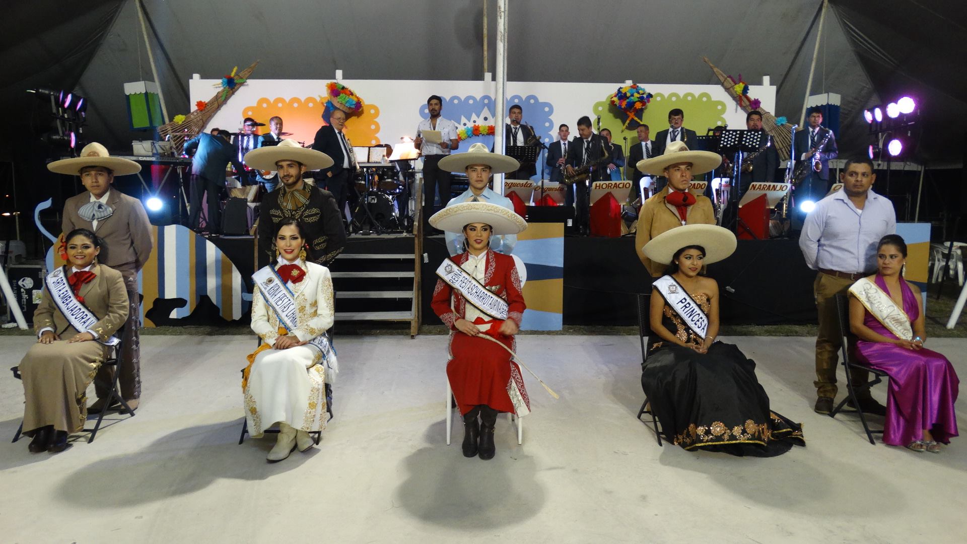 Este sábado se llevó a cabo el baile de coronación de Estefanía I, reina de los Festejos Charrotaurinos La Villa 2016.