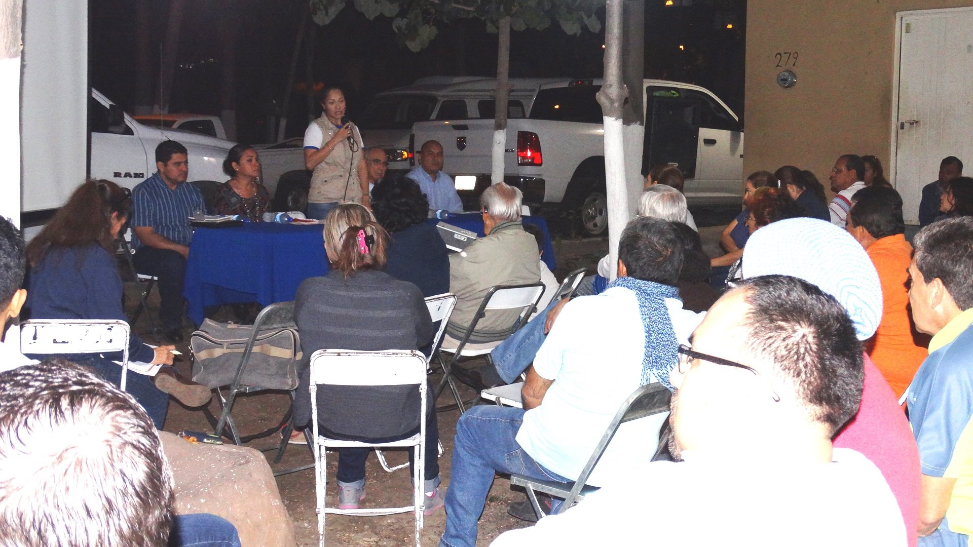 Personal del Ayuntamiento de Villa de Álvarez se reunió con vecinos de la colonia Lomas de la Higueras para escuchar sus necesidades.