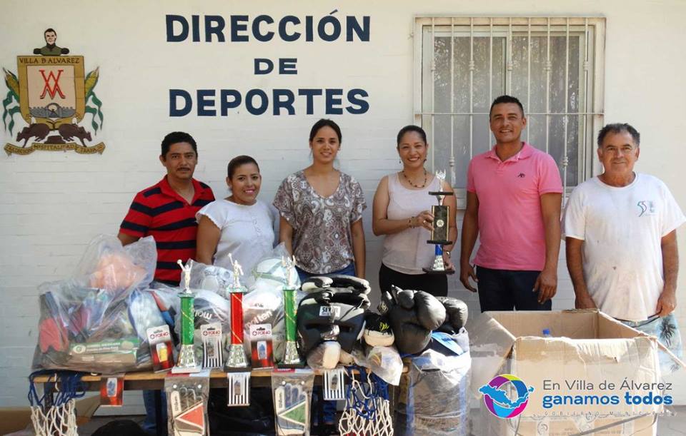 Entrega de equipo de Deportes.