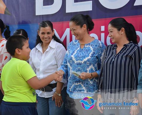 Entrega de becas en la colonia Tabachines II