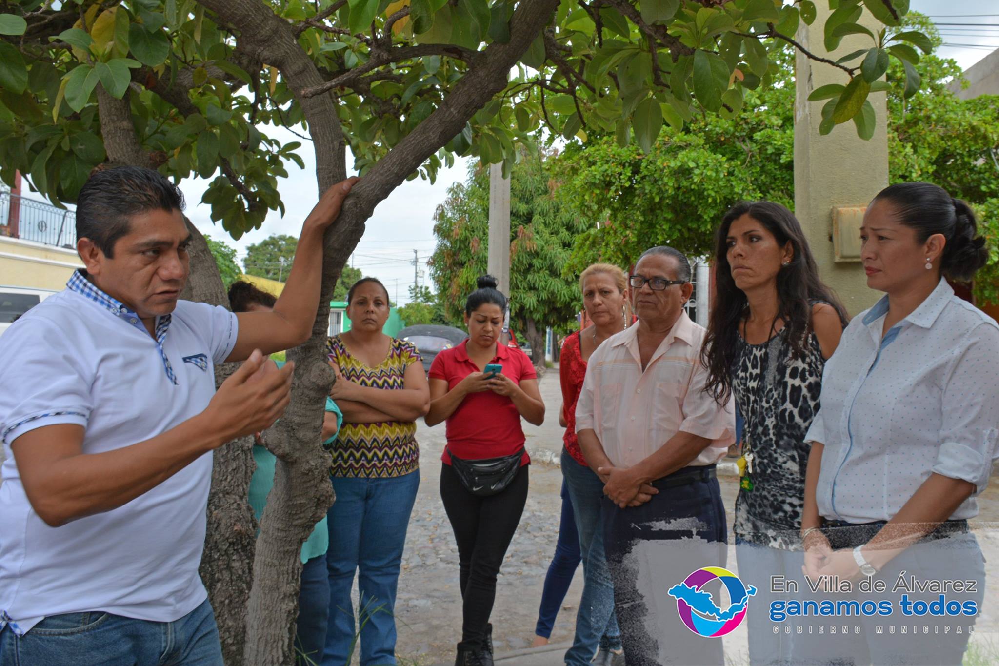 Ofrece Yulenny Cortés a colonos de Villa Izcalli asesoría legal
