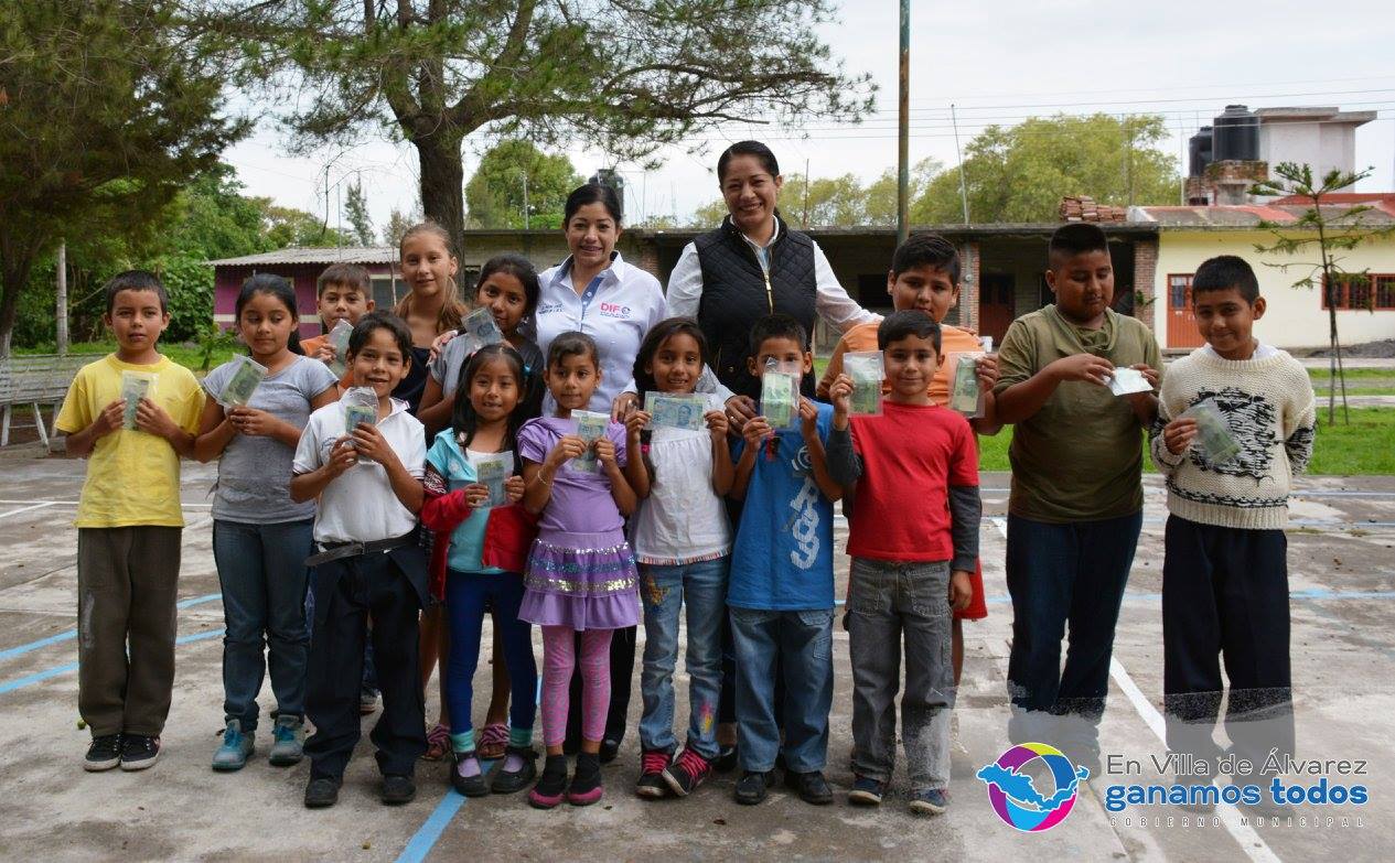 Entrega Yulenny Cortés becas a niños y niñas de La Lima