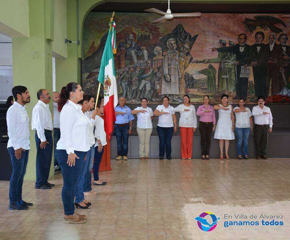 Esta mañana, personal del H. Ayuntamiento de Villa de Álvarez se reunió en el Salón Verde para rendir honores a Nuestro Lábaro patrio.