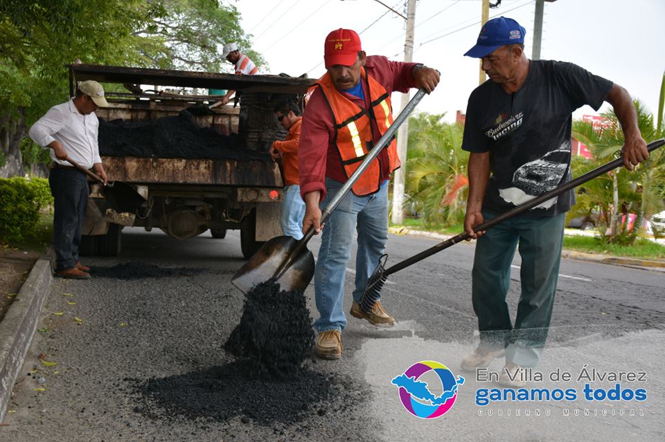 Atendiendo los daños que han dejado las recientes lluvias en las diferentes vialidades de la ciudad.