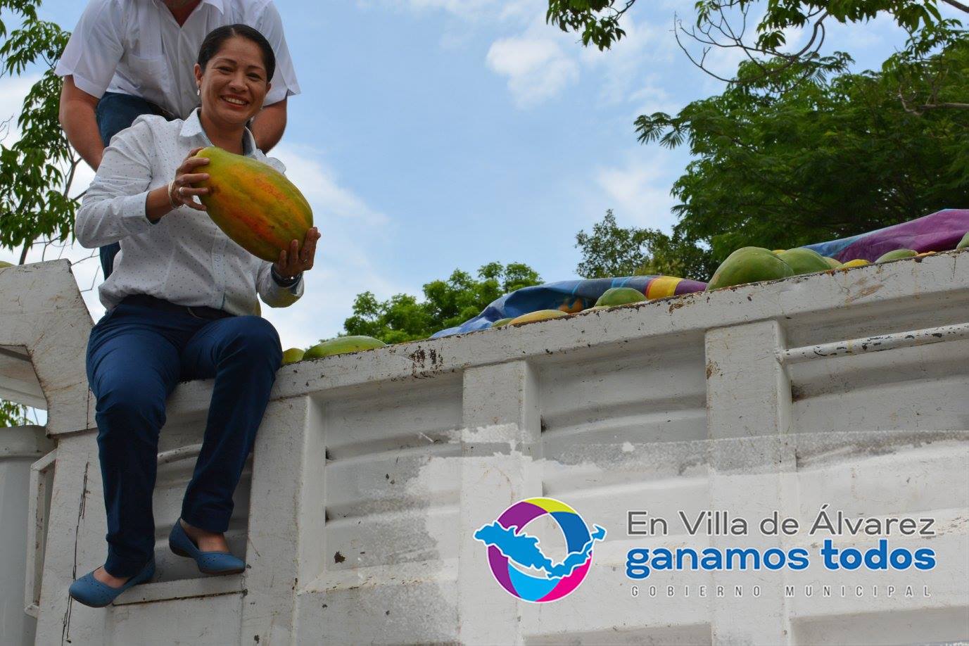 Entrega Yulenny Cortés papaya a familias villalvarenses