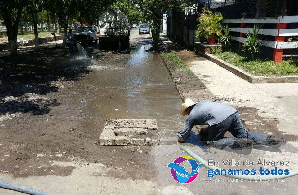 Brigada de saneamiento en la calle Ramón Betancourt, colonia Loma Bonita