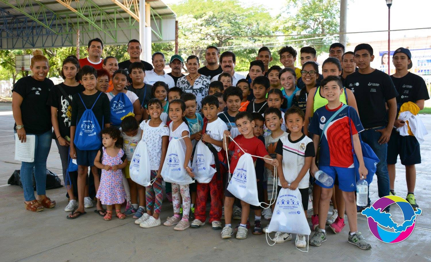 Entrega Yulenny Cortés kits maternales para el curso de verano en Deportes