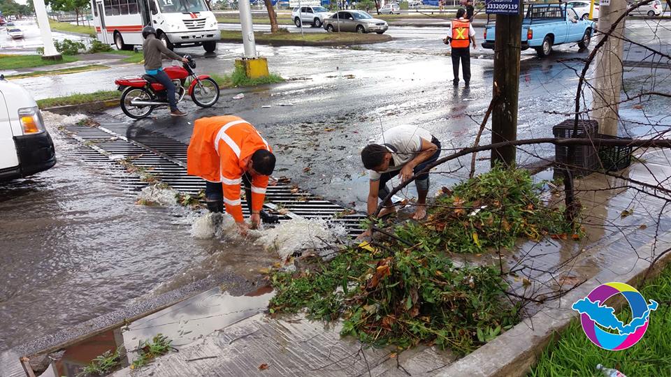 Atiende Protección Civil afectaciones por fuerte lluvia en el paseo Miguel de la Madrid