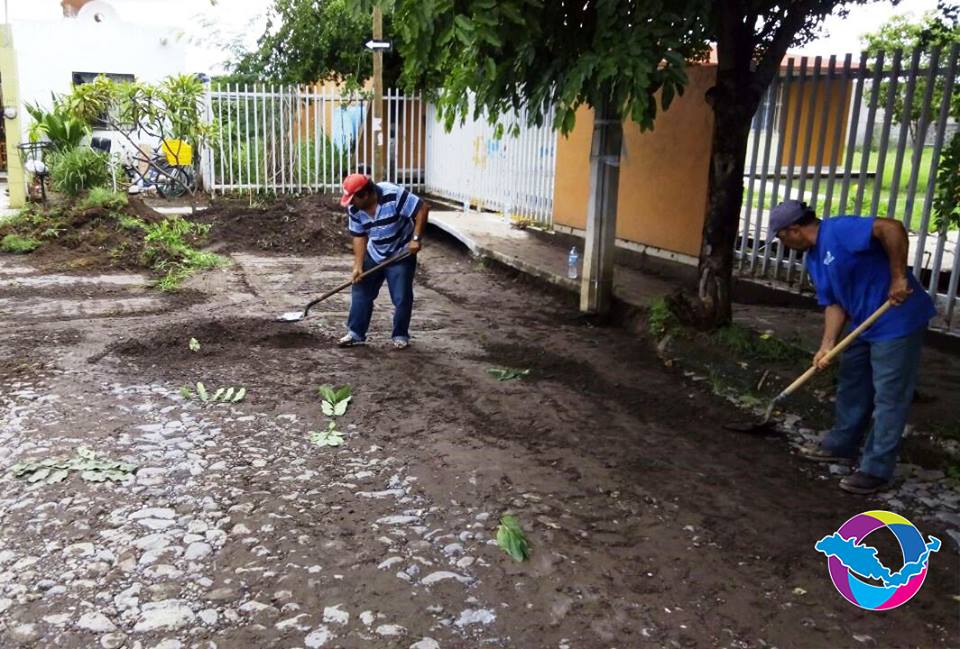 Organizan limpieza de lodo en diversos puntos de la ciudad