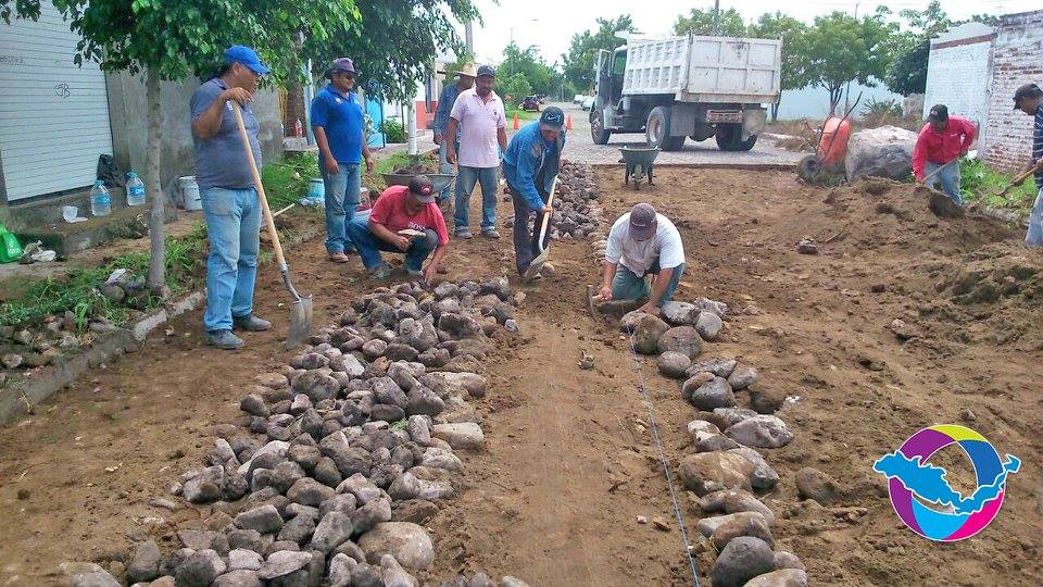 Continúan con el mantenimiento de bacheo en diversas calles y avenidas