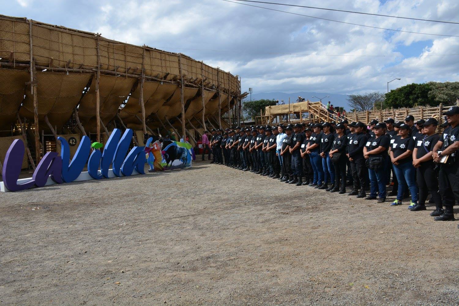 Se reúne Yulenny Cortés con policías auxiliares