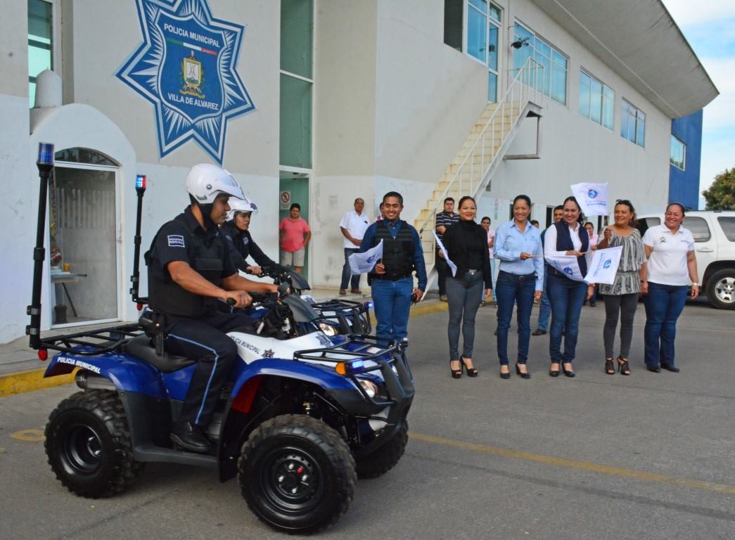 Entrega Yulenny Cortés moto patrullas a seguridad pública