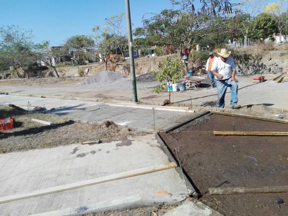Construyen banquetas en el jardín de Los Triángulos