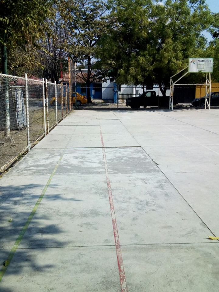 Limpian cancha de fútbol y básquetbol en la colonia Loma Bonita