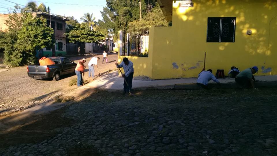 Realizan reparación vial en la calle Laguna de Alcuzahue con Almolonia de Solidaridad